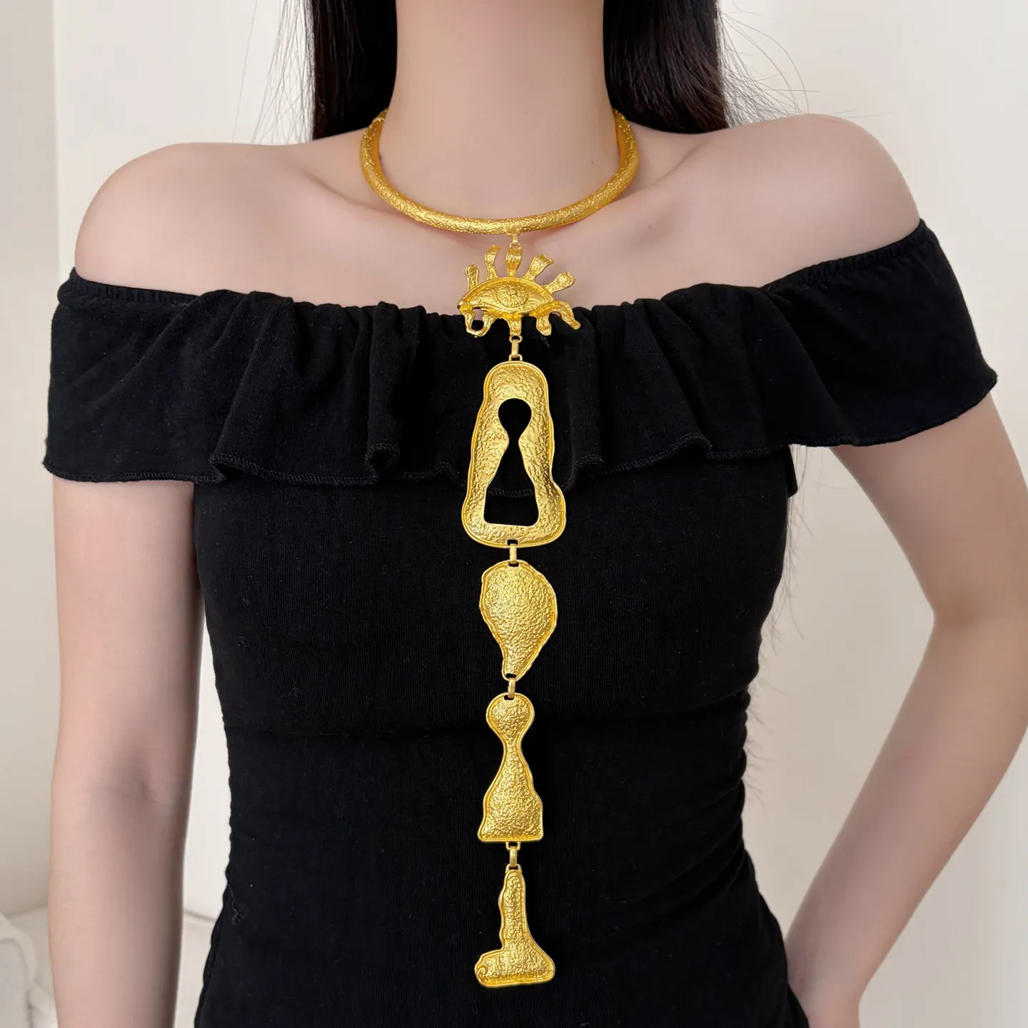 Vintage Abstract Metal Alloy Facial Pendant Choker Necklace for Women Exaggerated Jewelry 2026 Trendy Statement Accessory