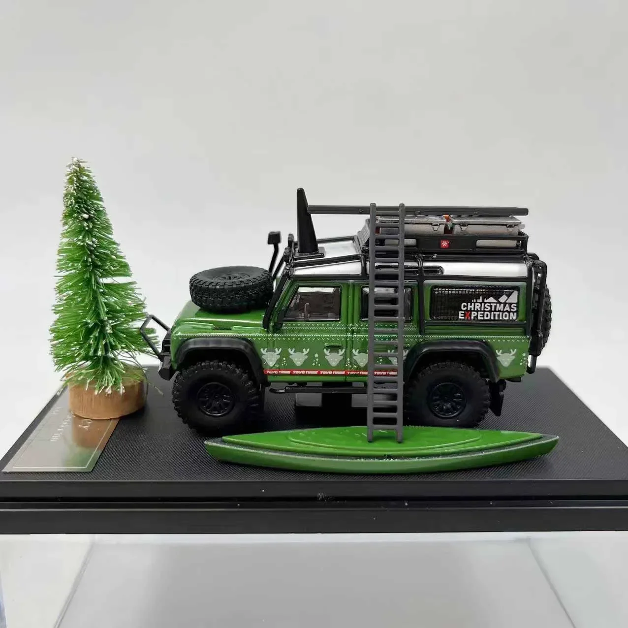 Diecast 1:64 Defender 110 Car Christmas Car Model with Christmas Tree Die-Cast & Toys Adult Fans Collectible Souvenir Gifts