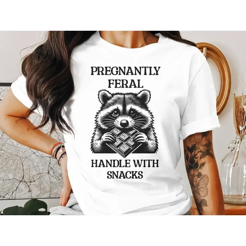 Pregantemente Feral mango con aperitivos mapache camiseta divertida embarazo lindo embarazo esperando madres maternidad