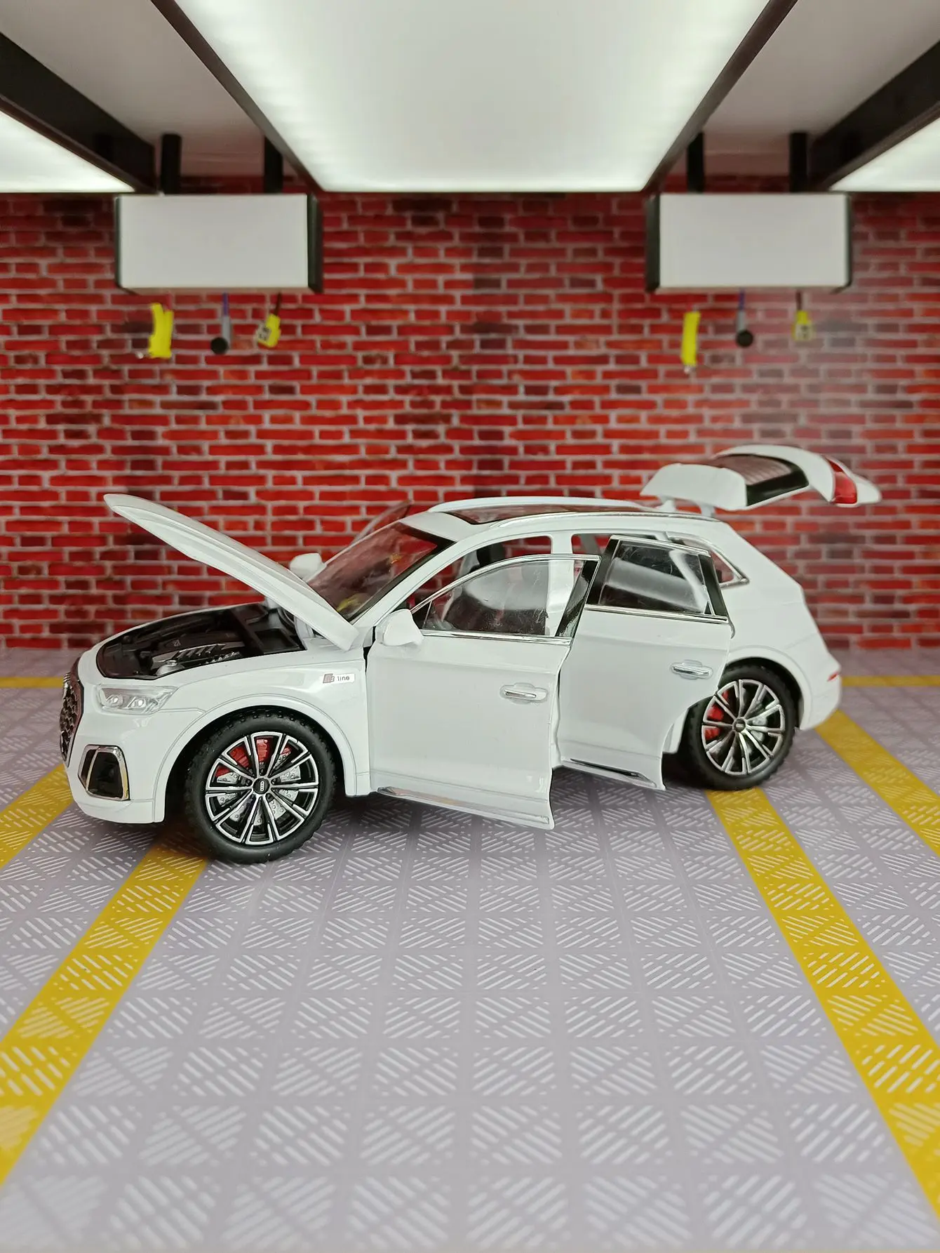 1:24 modelo de veículo off-road de liga Q5, enfeites de carro acústico-óptico, brinquedo para meninos com detalhes ricos, acabamento fino