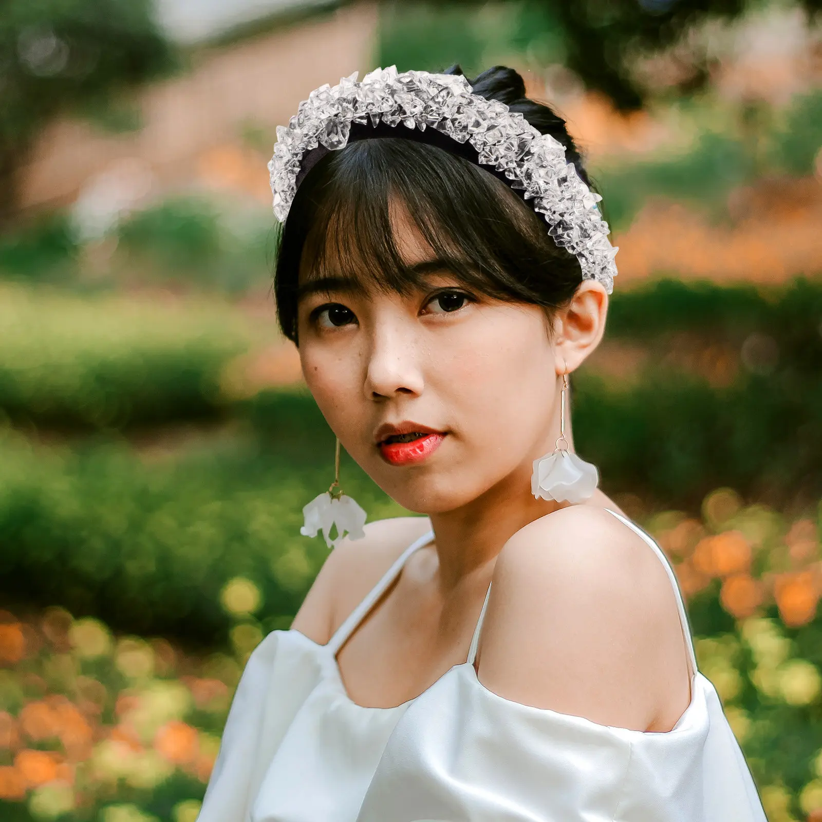 

Fashionable Wide Headband Ice Cube Decoration Acrylic Sponge Cloth Material Elegant Hair Band for Women Party Spa Face Wash