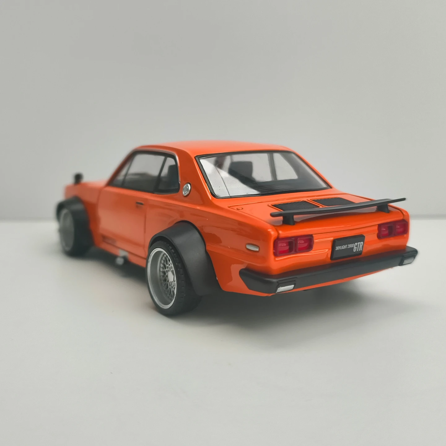 1: 22 simulation Nissan's V8 alloy car model doors and engine hood, trunk can be opened has  sound and lighting functions