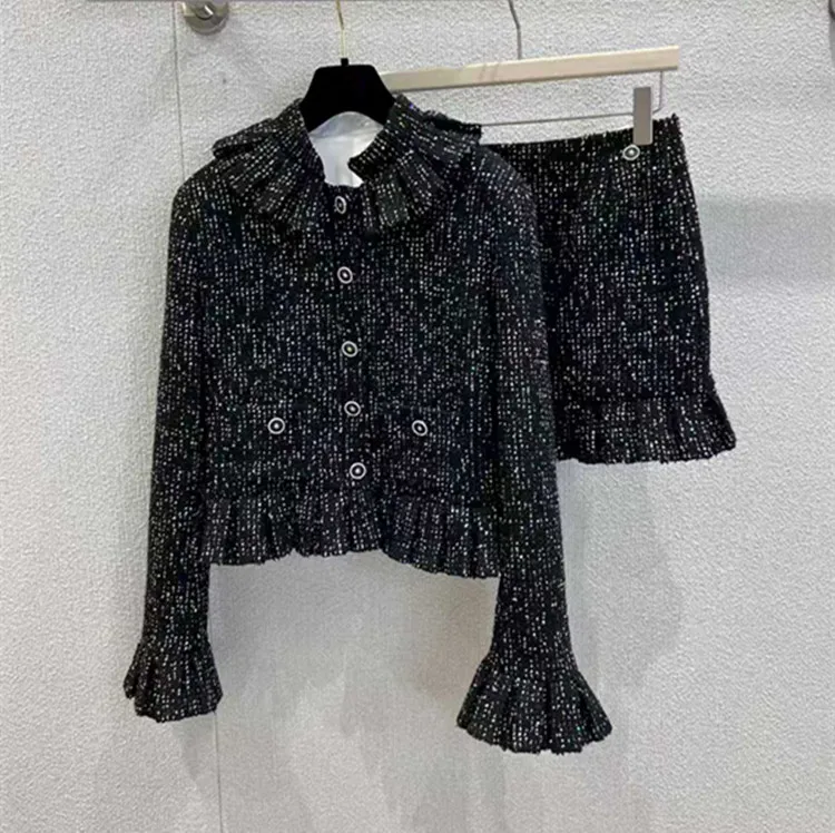 

Новинка зимы 2025 года европейской и американской женской одежды. Однобортное твидовое пальто с длинными рукавами и рюшами на манжетах.