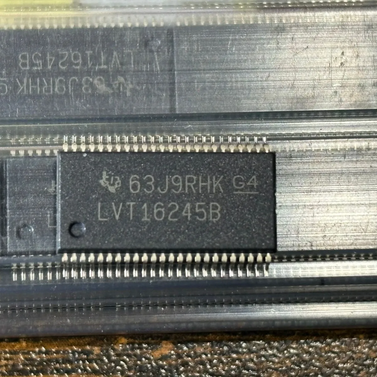 

Buffer driver transceiver SN74LVT16245BDLR silk-screened LVT16245B genuine original product IC chip integrated circuit