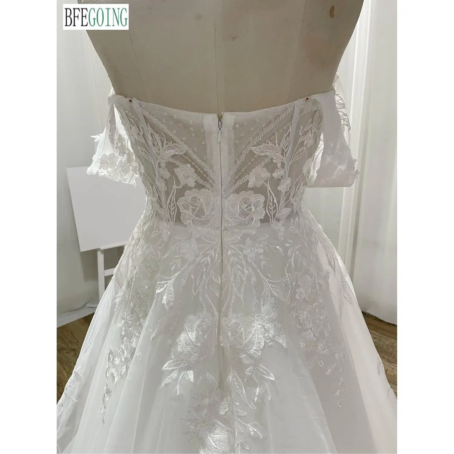 A-Line Wedding Dresses Chapel Train Custom Made Lace Appliques Tulle Floor-Length Sweetheart Off The Shoulder Bridal Gowns