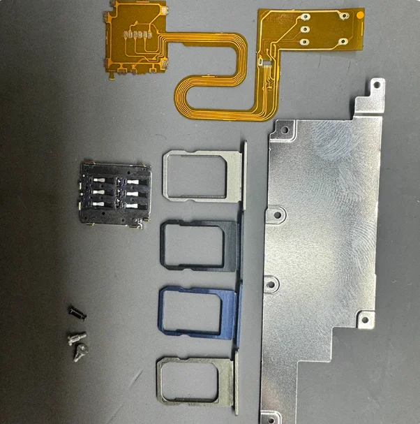 Zamiennik taśmy flex karty SIM (jedno gniazdo) do iPhone'a 15 Pro i 15 Pro Max, zmiana na jedno gniazdo karty SIM.