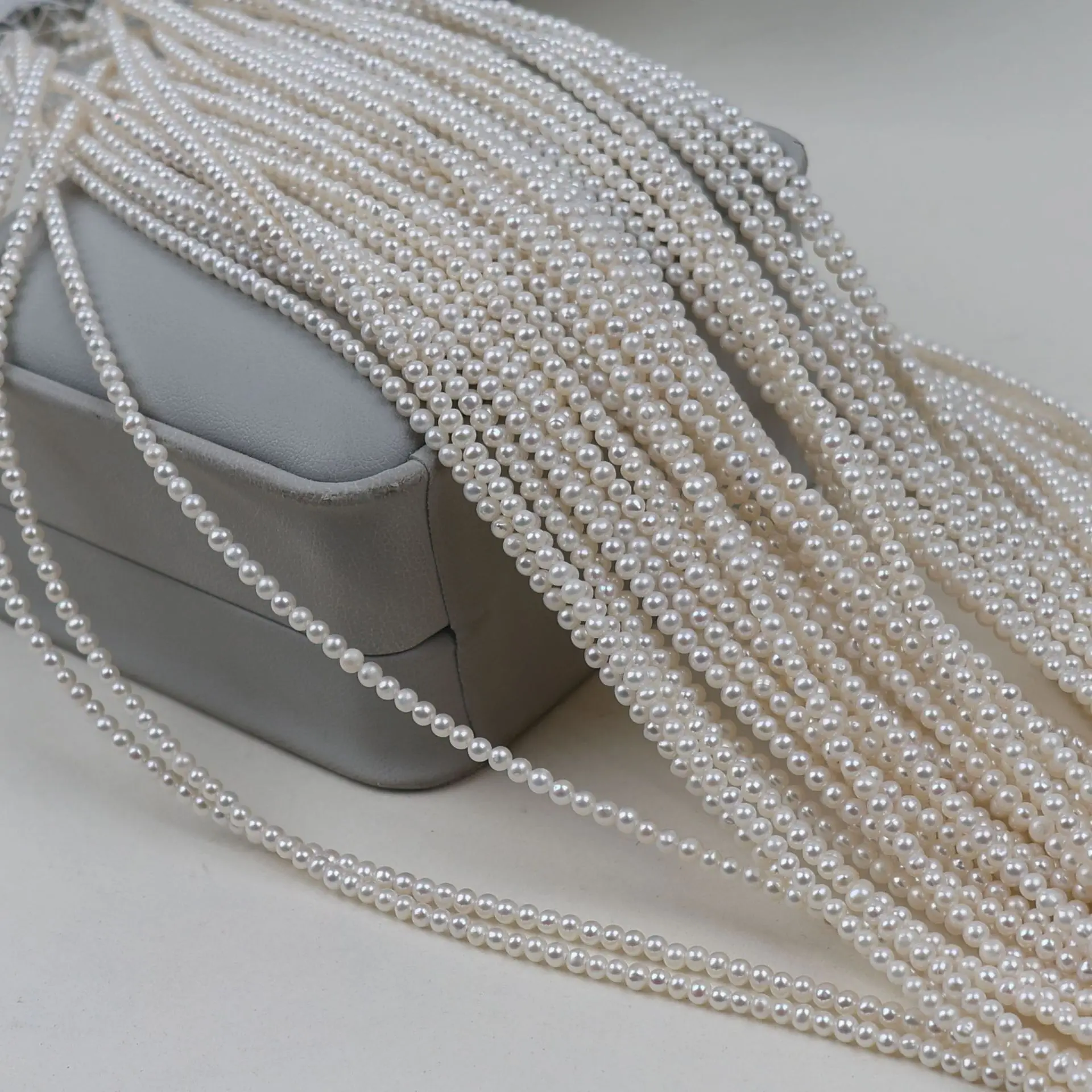 100 % natürliche Süßwasserperlen, 2–3 mm, zum Basteln von Schmuck, für DIY-Halsketten, Armbänder, Ketten und Ohrringe. – Detail 1