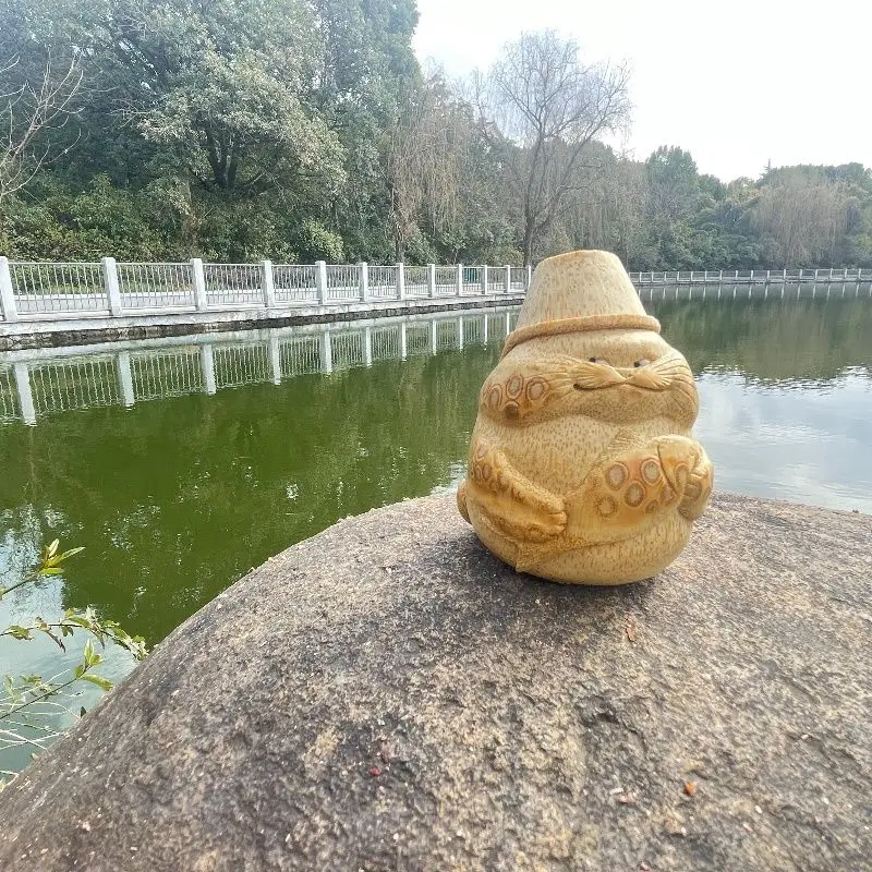 Purely handmade ten-year-old material, carving bamboo roots, carving lucky cats, playing with handles