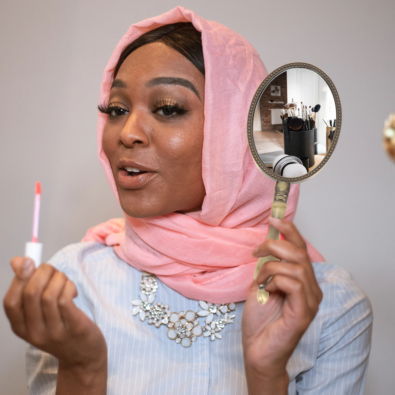 

Handheld Mirror Vintage Compact Zinc Alloy Portable Travel Vanity Cute Retro Hand Mirror with Handle Durable Lightweight Perfect