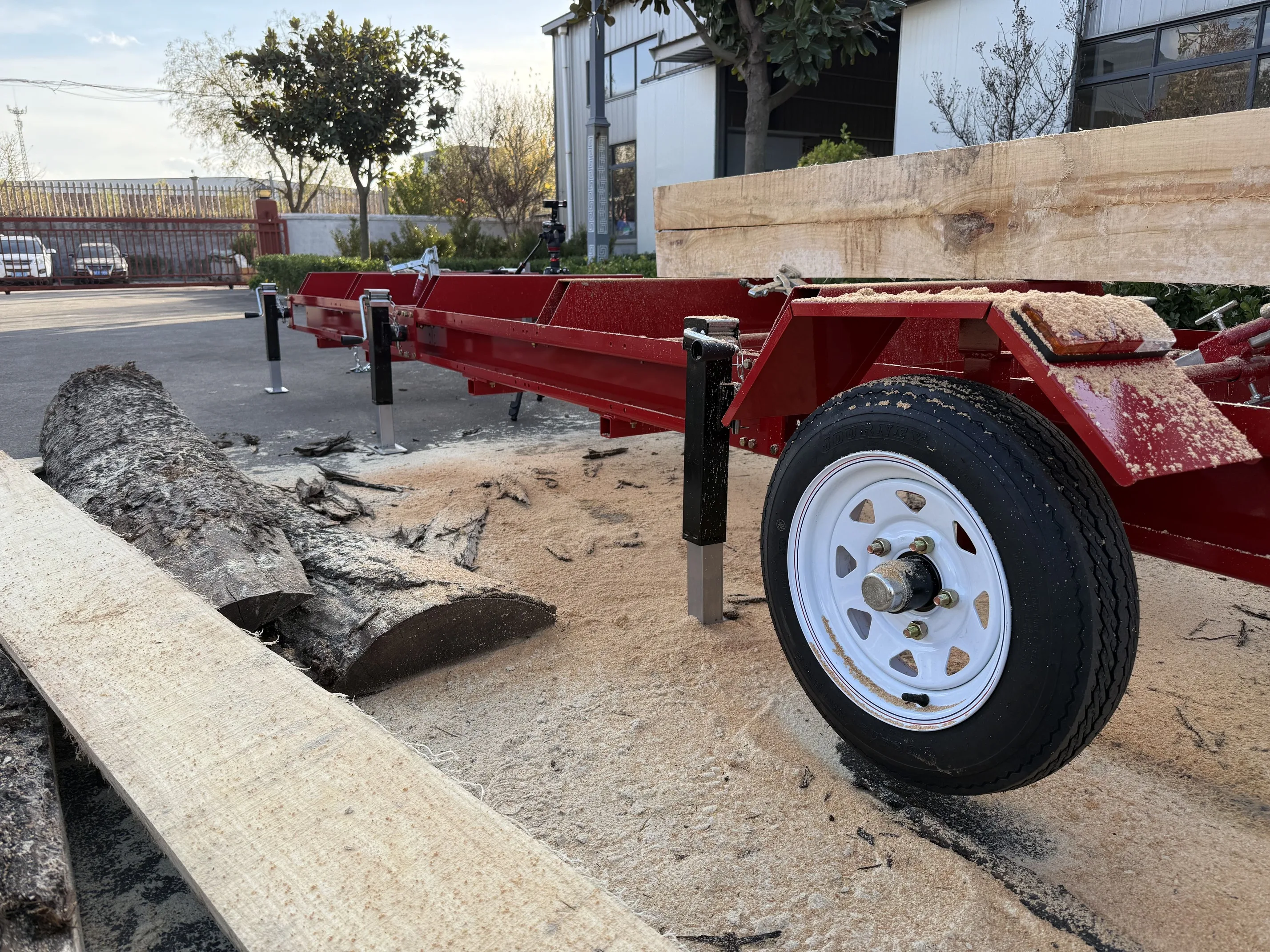 مطحنة نقالة محمولة مقاس 32 بوصة، محرك غاز 420 سي سي، سجل أقصى 32 بوصة، سكة حديد 19.7 قدم، مقطورة وإطارات - مثالية للاستخدام المنزلي، سهلة الصيانة - سفينة CA