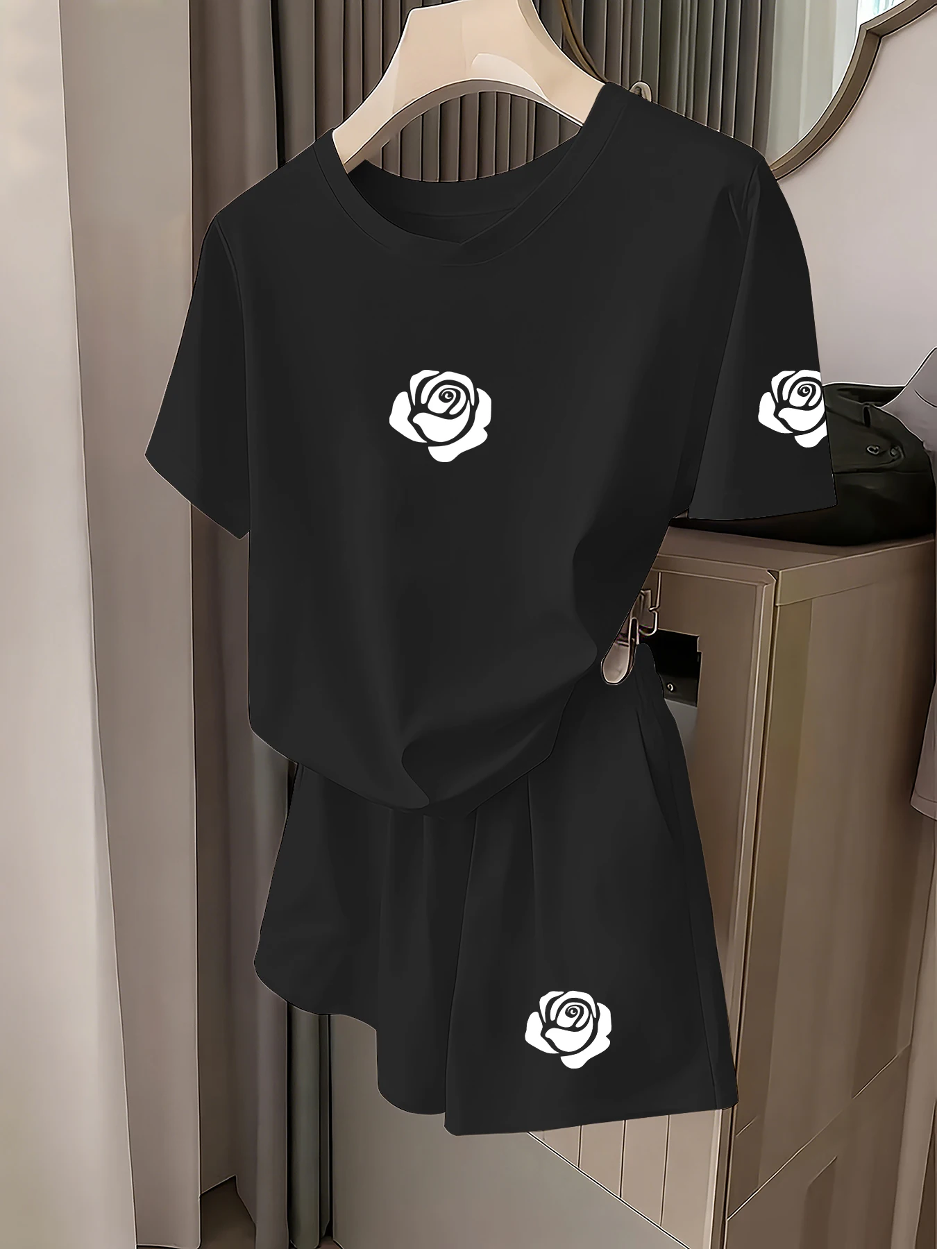 

Gentle and Elegant Style, Black Rose Print Short-Sleeved Suit for Women, Loose and Slimming Fit, Casual and Fashionable Versatile T-Shirt and Shorts Two-Piece Set, Daily Outing Outfit, Women's Clothing