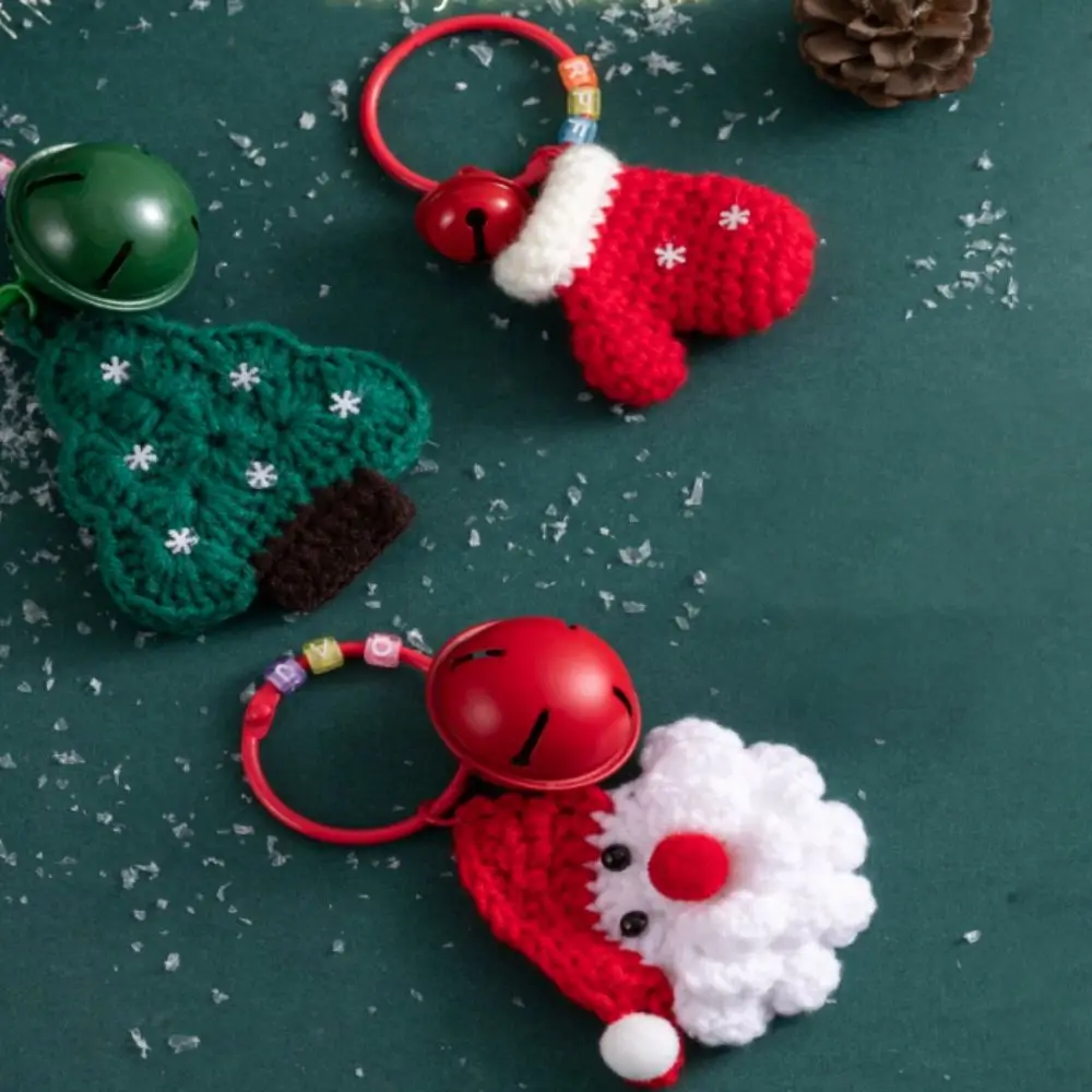 Exquisite handgefertigte Weihnachts-Strickanhänger mit Glöckchen, weicher Weihnachts-Taschenanhänger, Mini-Garn-Weihnachtsanhänger für Freunde – Detail 9