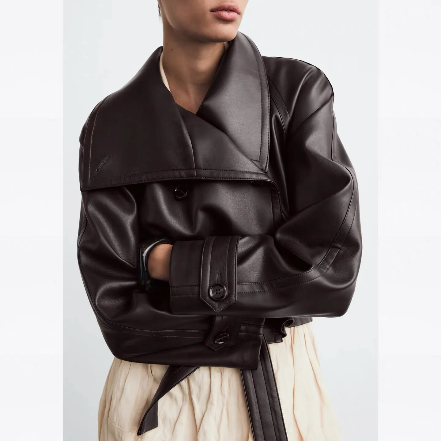 เสื้อโค้ทผู้หญิงทรงยาวแบบกระดุมสองแถว แต่งเข็มขัด ปกตกแต่ง หนังเทียม กันลม สำหรับฤดูใบไม้ร่วง