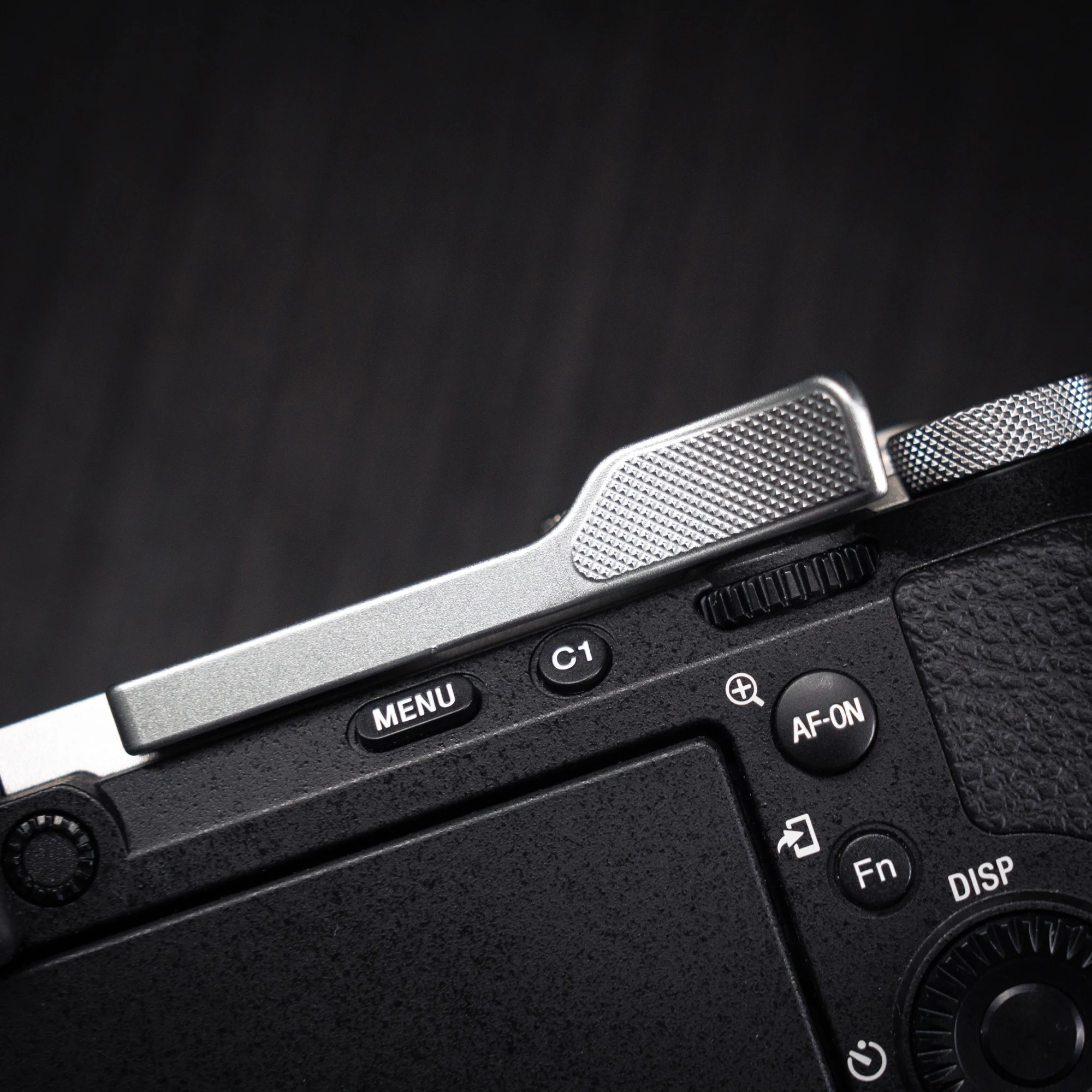 Aluminium Metall Blitzschuh Daumen-Up Blitzschuh Daumen-Up Grip für Sony A7C2 A7CR A7C Kamera Handgriff – Detail 4