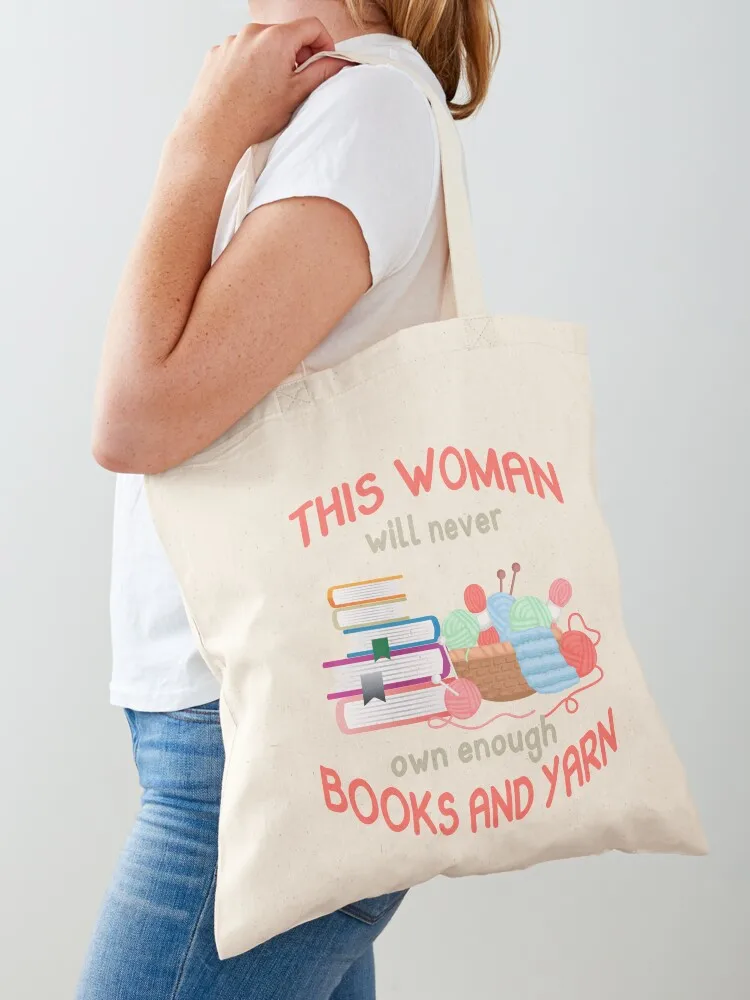 Esta mujer nunca será capaz de tener suficientes libros ni hilo, y no puede esperar que un bolso de mano, un bolso ecológico, un bolso de compras o un bolso de mujer se llame Yarn Tote Bag.