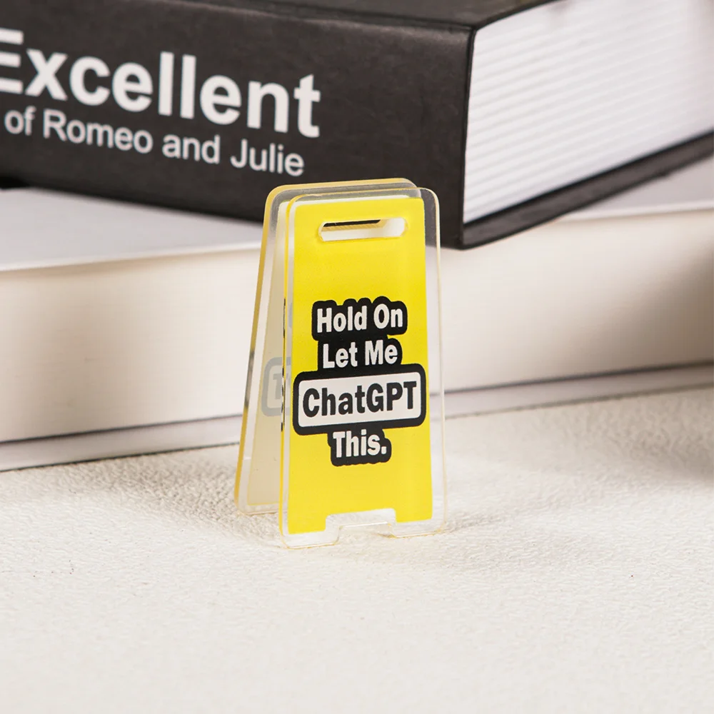1 قطعة Hold On Let Me Chat GPT هذا مكتب أكريليك تسجيل ديكور مكتب مضحك مع شعار ChatGPT نص ملون هدية متينة على الطاولة