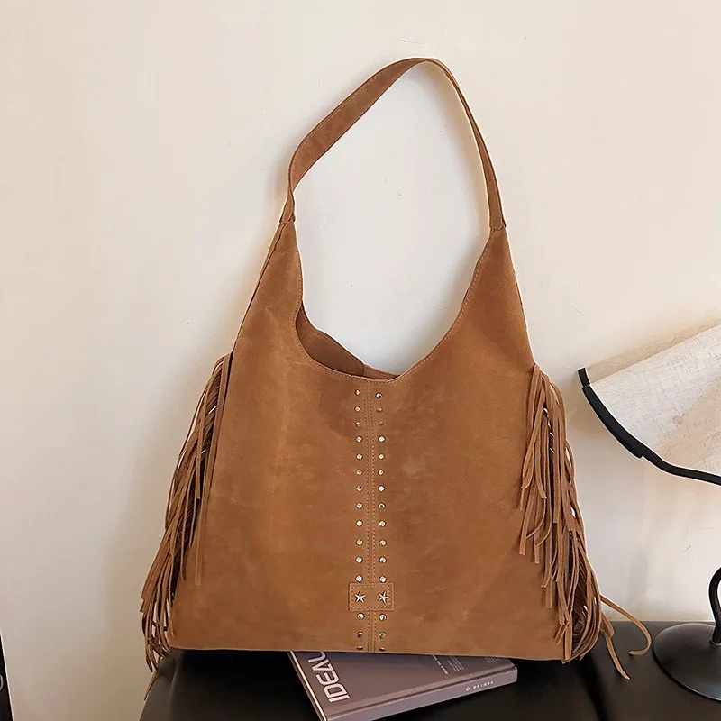 

Замшевая сумка через плечо, дизайн с бахромой, украшение с заклепками, модная сумка большой вместимости.