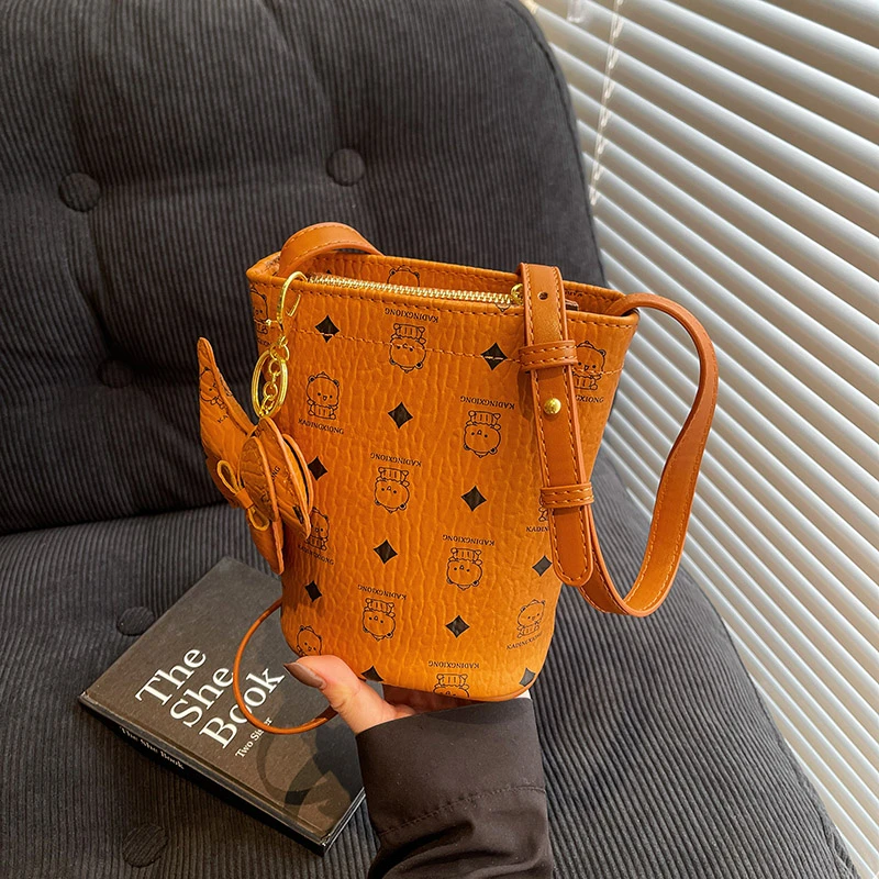 

Unique Fashionable Crossbody Handbag Letter Logo Minimalist For Women Casual Simple Solid Color