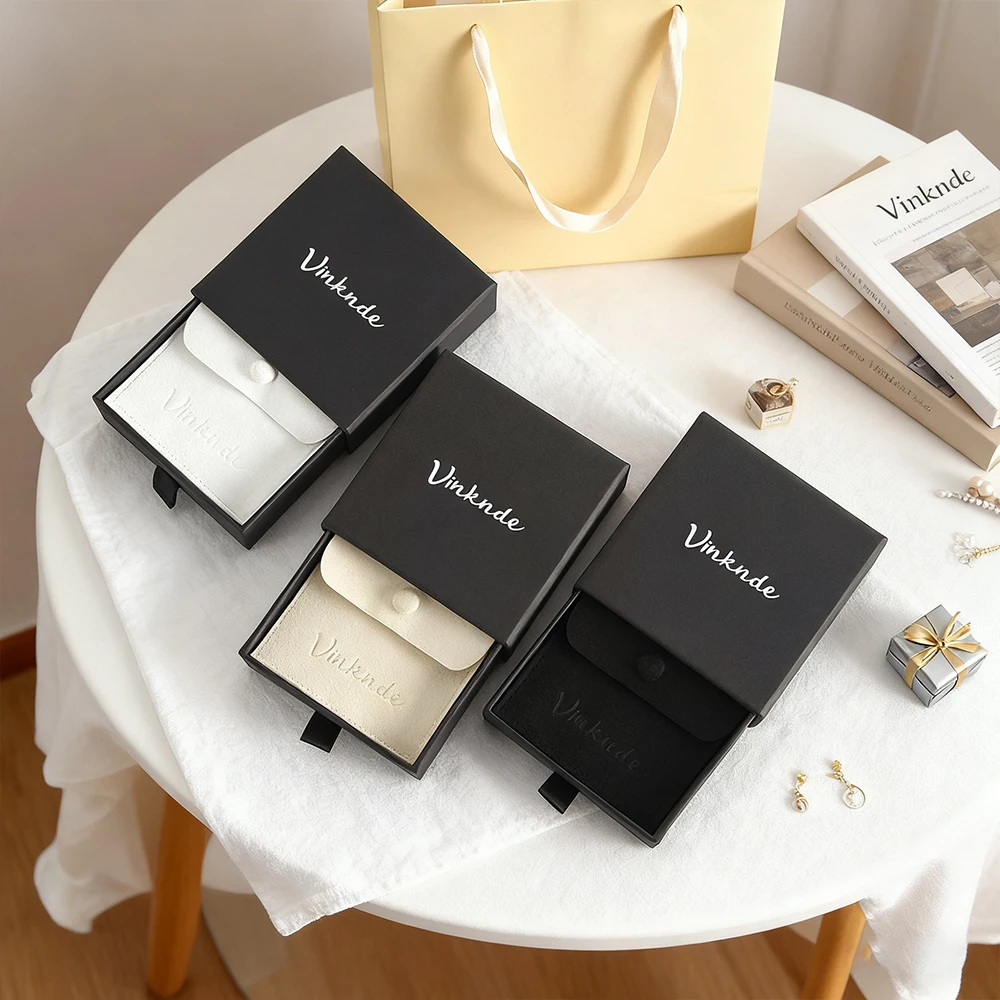 

Изготовленная на заказ высококачественная атласная картонная подарочная коробка для ювелирных изделий для серег, колец, подвесного ящика с сумкой-кнопкой из микрофибры