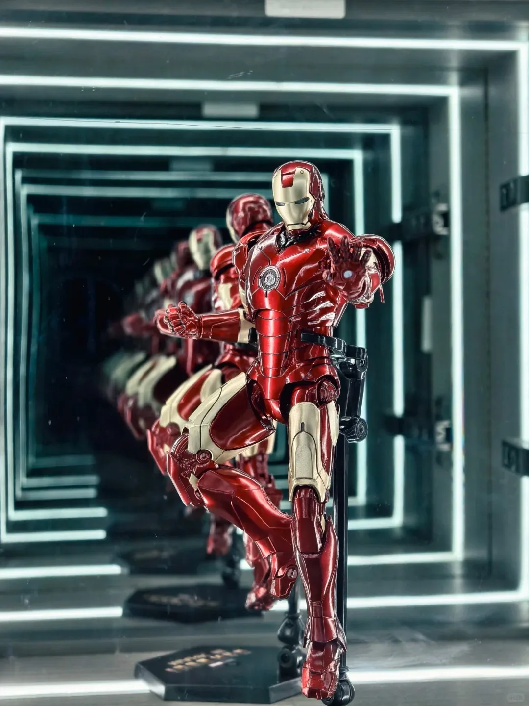 

Iron Man Mark3 Action Figure 14 Inch 36cm Emit Light 1/5 Scale Collectible Toy Gift For Kids High Configuration Decorative Item