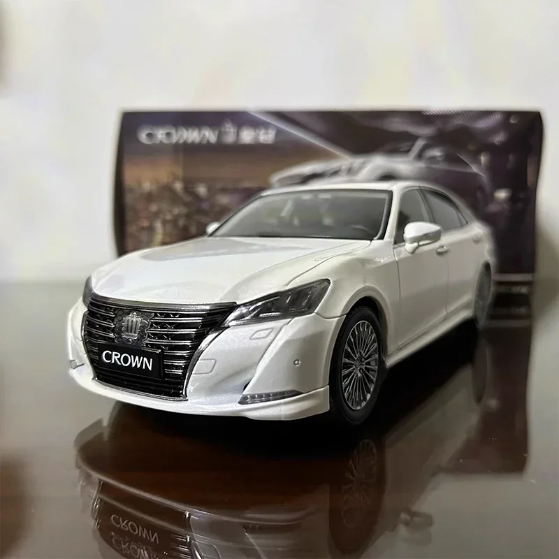 Diecast 1:18 Scale 2015 Toyota 14-Generation Crown Simulation Alloy Car Model Static Display Collection Souvenir Gift Decoration