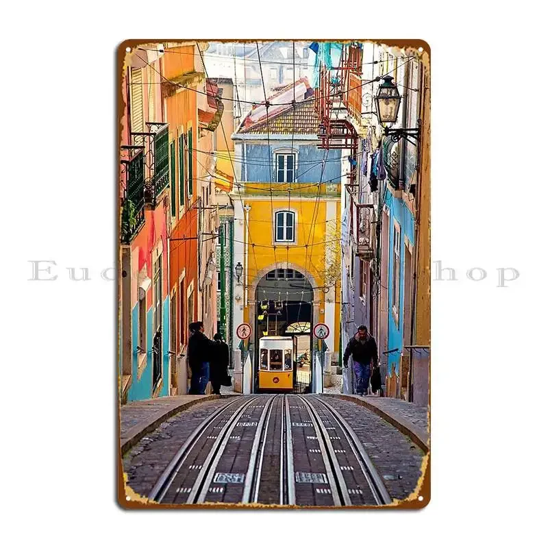 Лиссабон Португалия Трамвайский поезд на городских улицах металлический знак печатный клубный вечерние дизайн плаката жестяная вывеска плакат