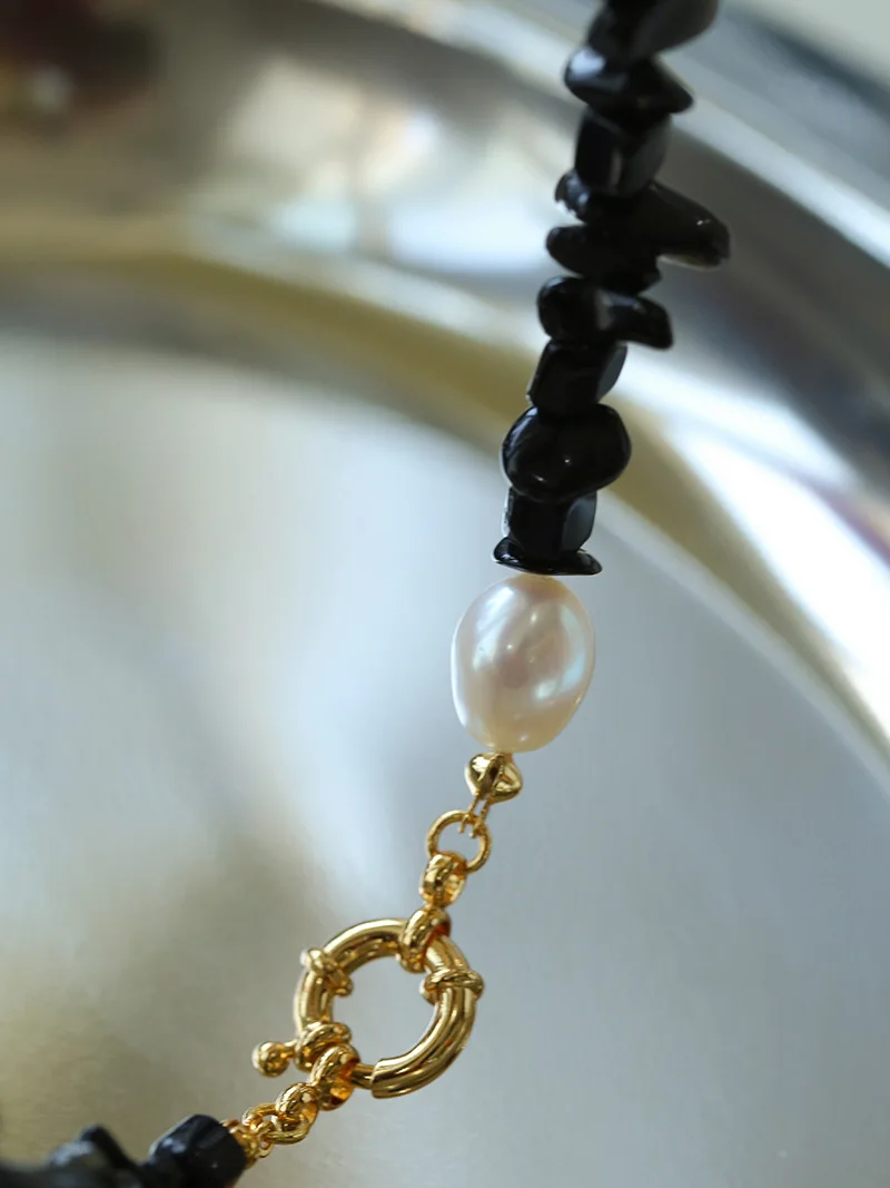 Ins style black agate crushed stone pearl necklace, women's black and white color scheme, simple pearl collarbone chain