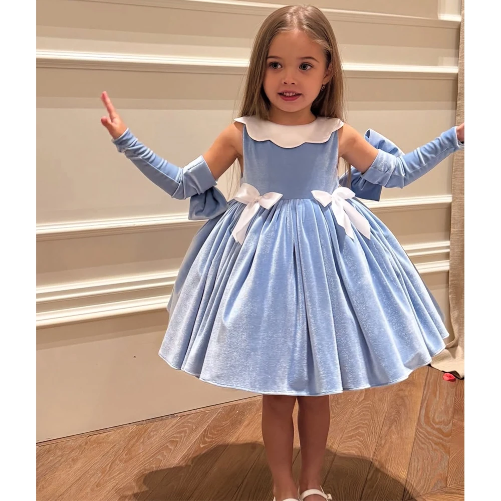 Maßgeschneidertes Blumenmädchenkleid Hellhimmelblau Samt Ballkleid Knielang Partykleider für Mädchen O-Ausschnitt Schleifen Kindergeburtstagskleid