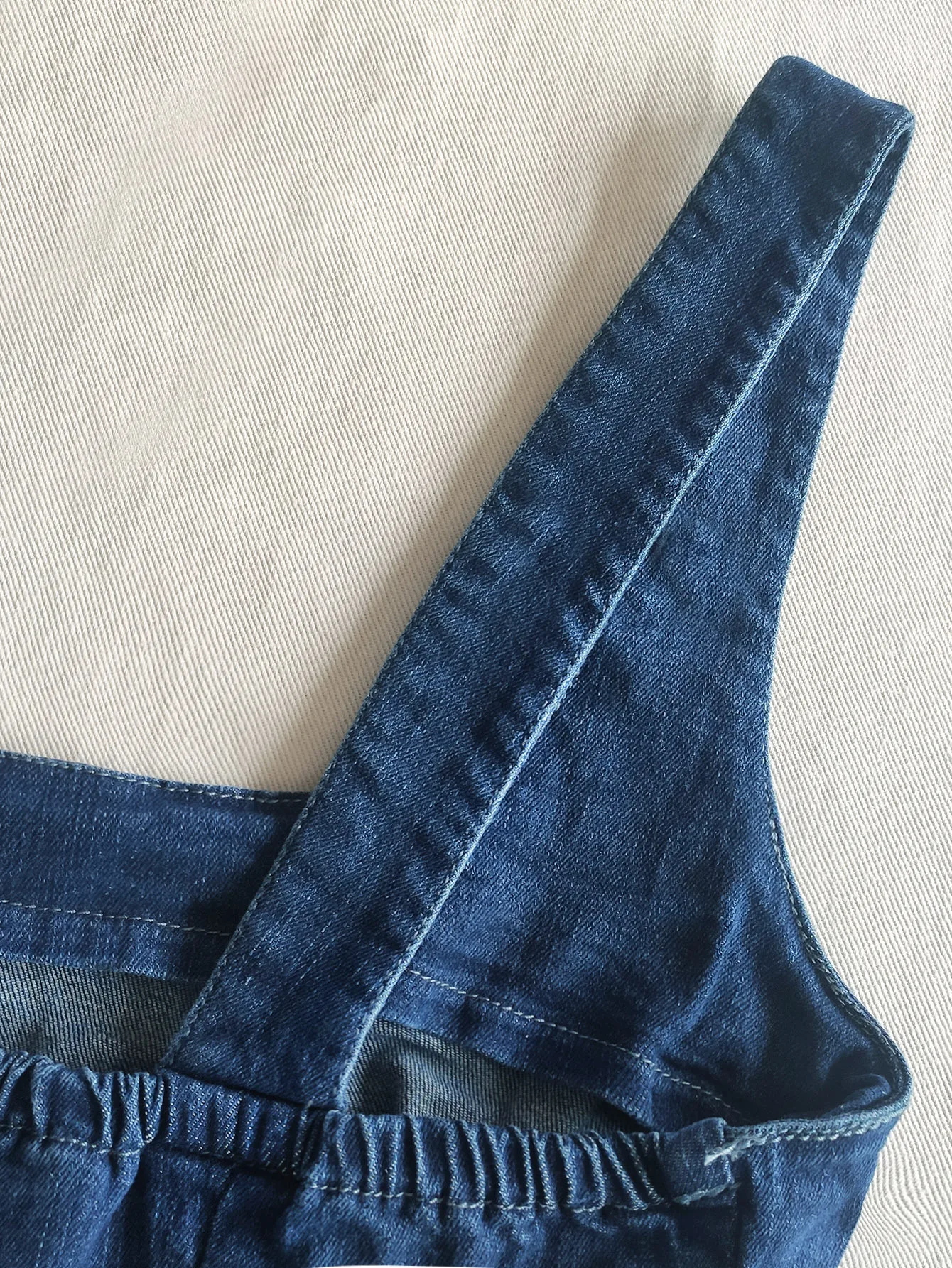 เดรสยีนส์ทรงเข้ารูปสำหรับผู้หญิง สไตล์เซ็กซี่สำหรับฤดูร้อน สีน้ำเงิน ผ้าเดนิมยืด แขนกุด ความยาวปานกลาง เอวยางยืดสูง