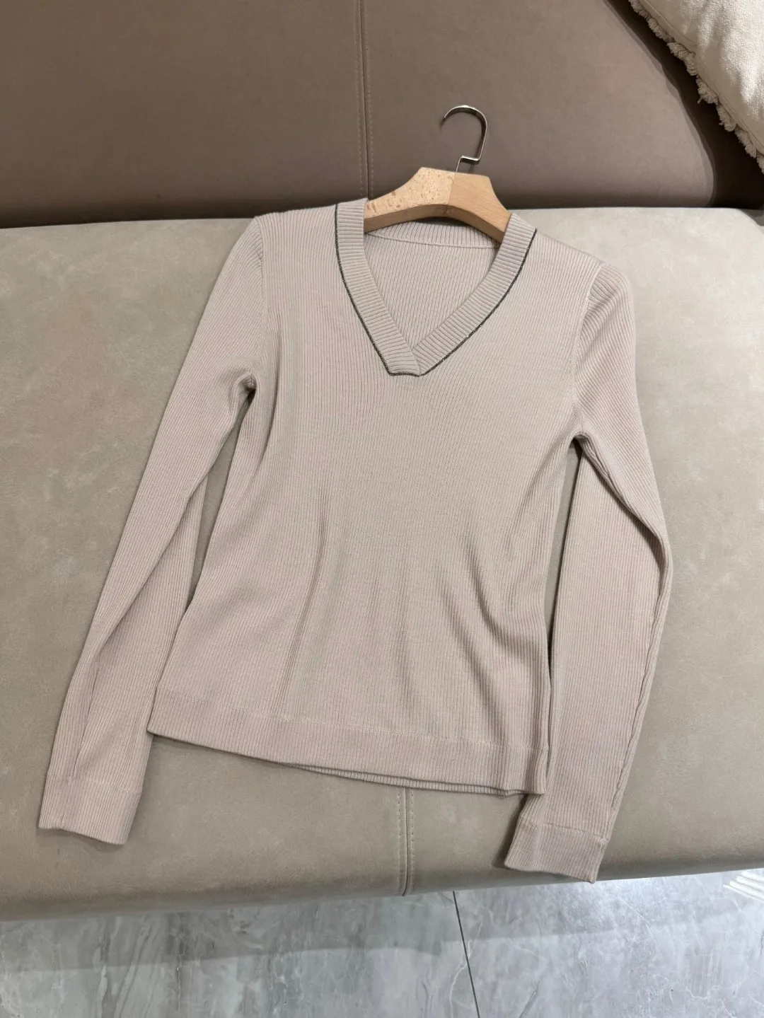 Exquisitely decorated V-neck 100% wool long sleeved solid color basic jersey blouse