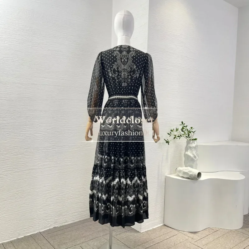 Schwarzes Midikleid mit Blumendruck, Rüschen, 3/4-Ärmeln, Faltensaum, 2025, Seide
