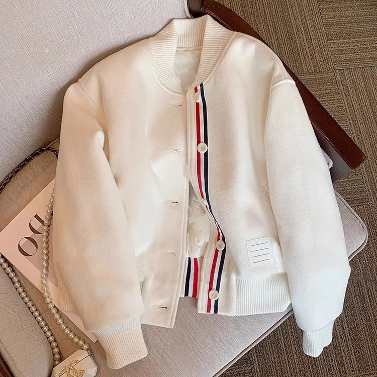 

Женская хлопковая куртка свободного кроя в бейсбольном стиле с воротником, пэчворком, цветными блоками, длинными рукавами и застежкой на одну пуговицу для осени и зимы