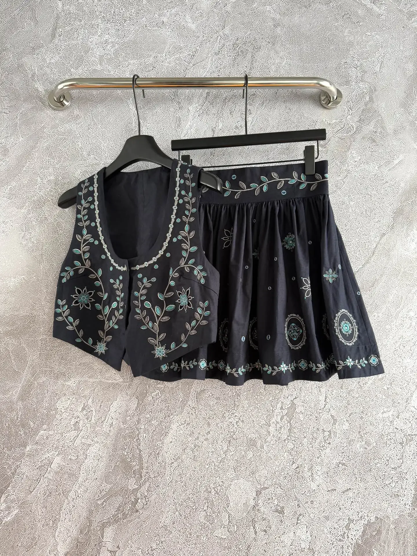 Ensemble gilet en lin brodé lourd de Style bohème pour femmes + Mini jupe taille haute