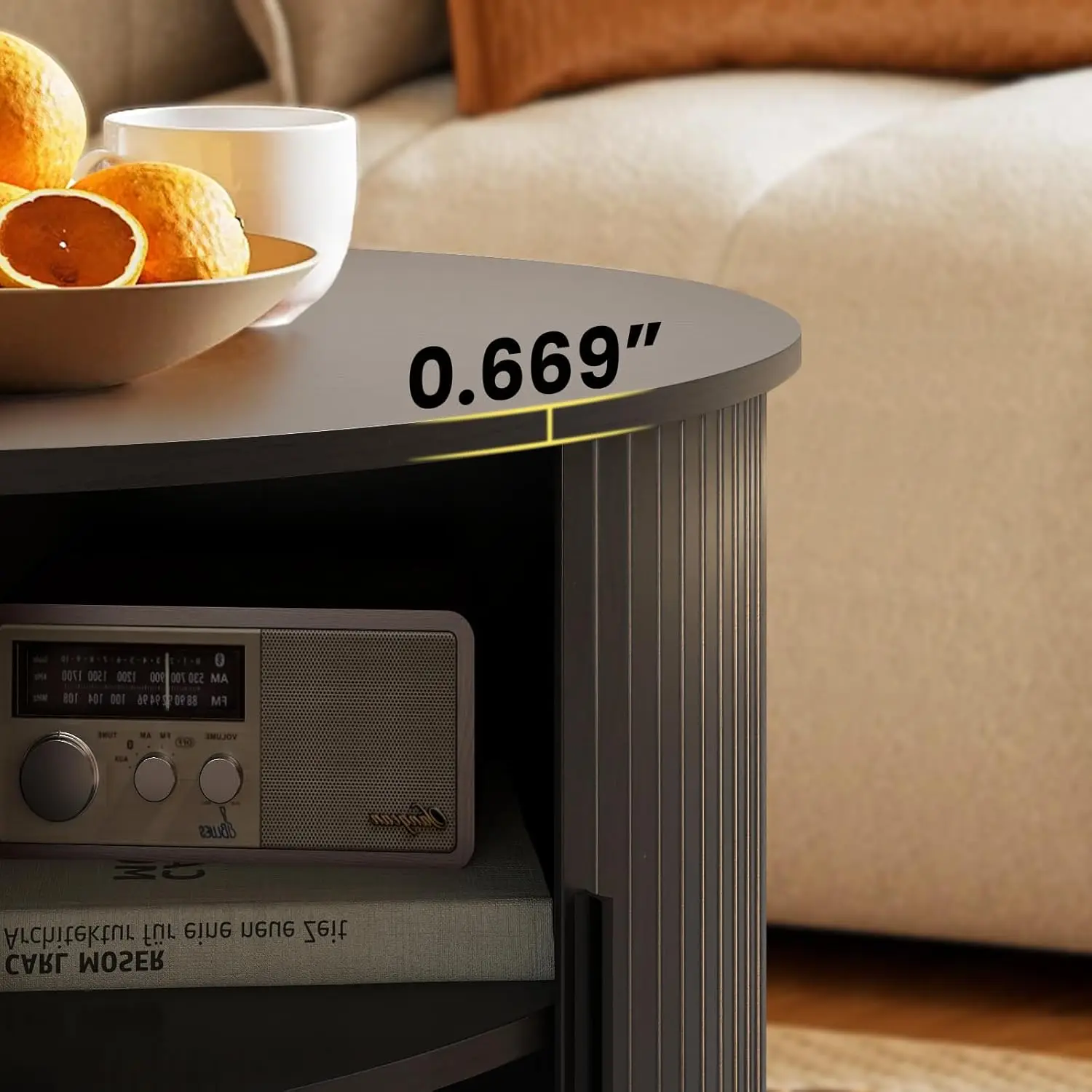 طاولة قهوة مستديرة للتخزين بأربعة مناطق، 31.5 بوصة مع 360 درجة °   باب منزلق منحني، لهجة خشبية مخددة ولمسة نهائية من خشب الجوز لغرفة المعيشة (B