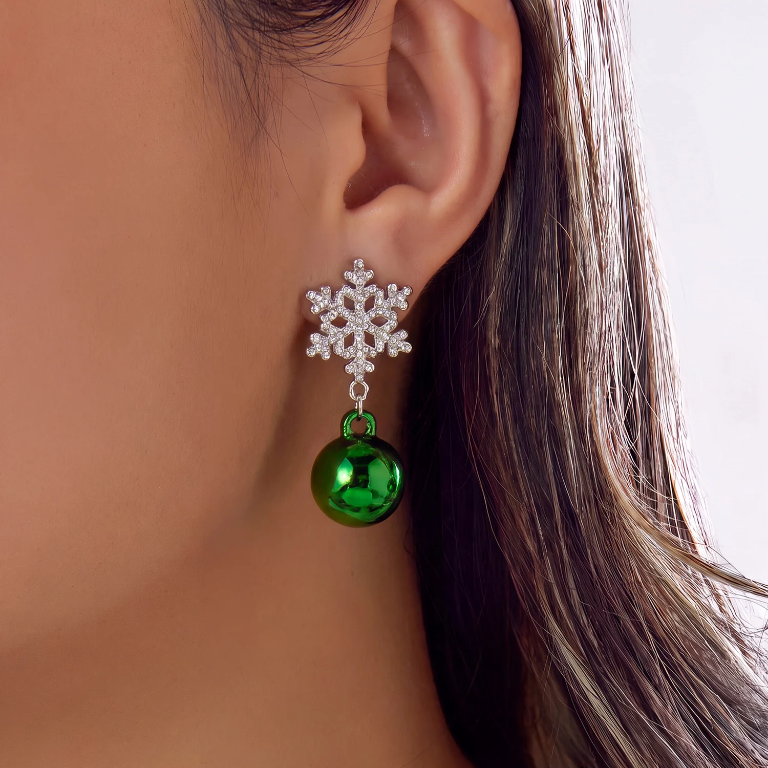 Kreative grüne Kristallkugel-Ohrringe mit Schleife für Frauen, Weihnachts-Schneeflocken-Lichtkugel-Ohrhänger, Y2K-Neujahrs-Schmuck – Detail 4