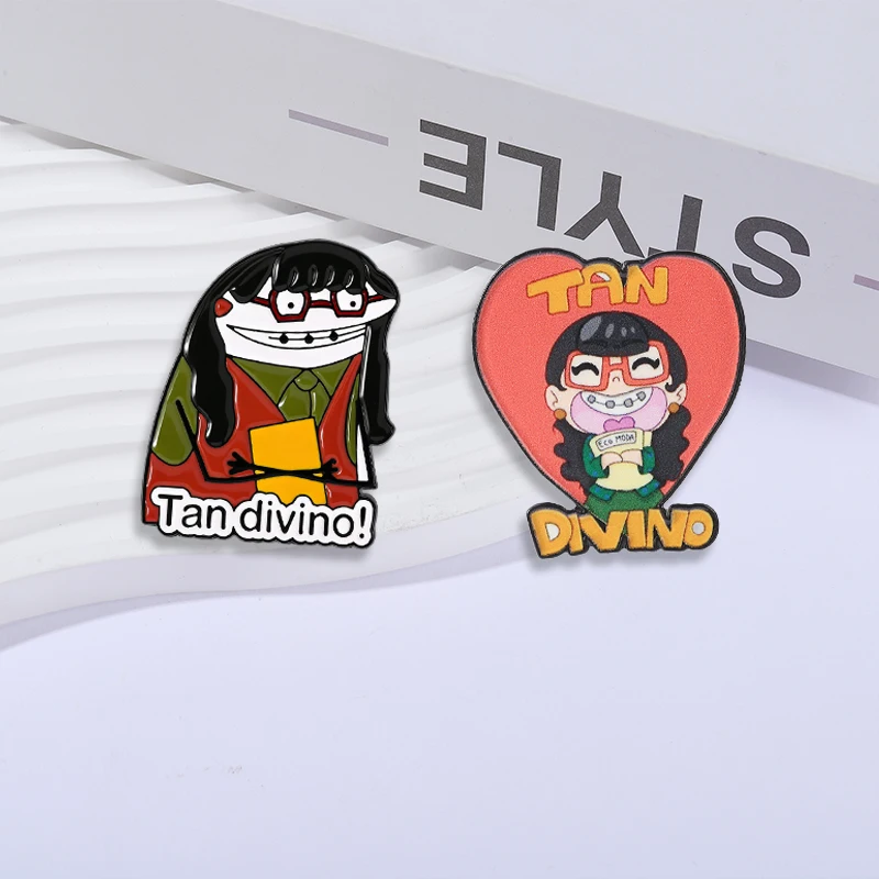 Spanische Comedy-TV-Flork-Meme-Emaille-Anstecknadel „Fíjate Fíjate Enamel Pin Tan Divino Se Me Chispoteó Flork Figure Brooch“ – Kleiderabzeichen, Schmuckgeschenke – Detail 9