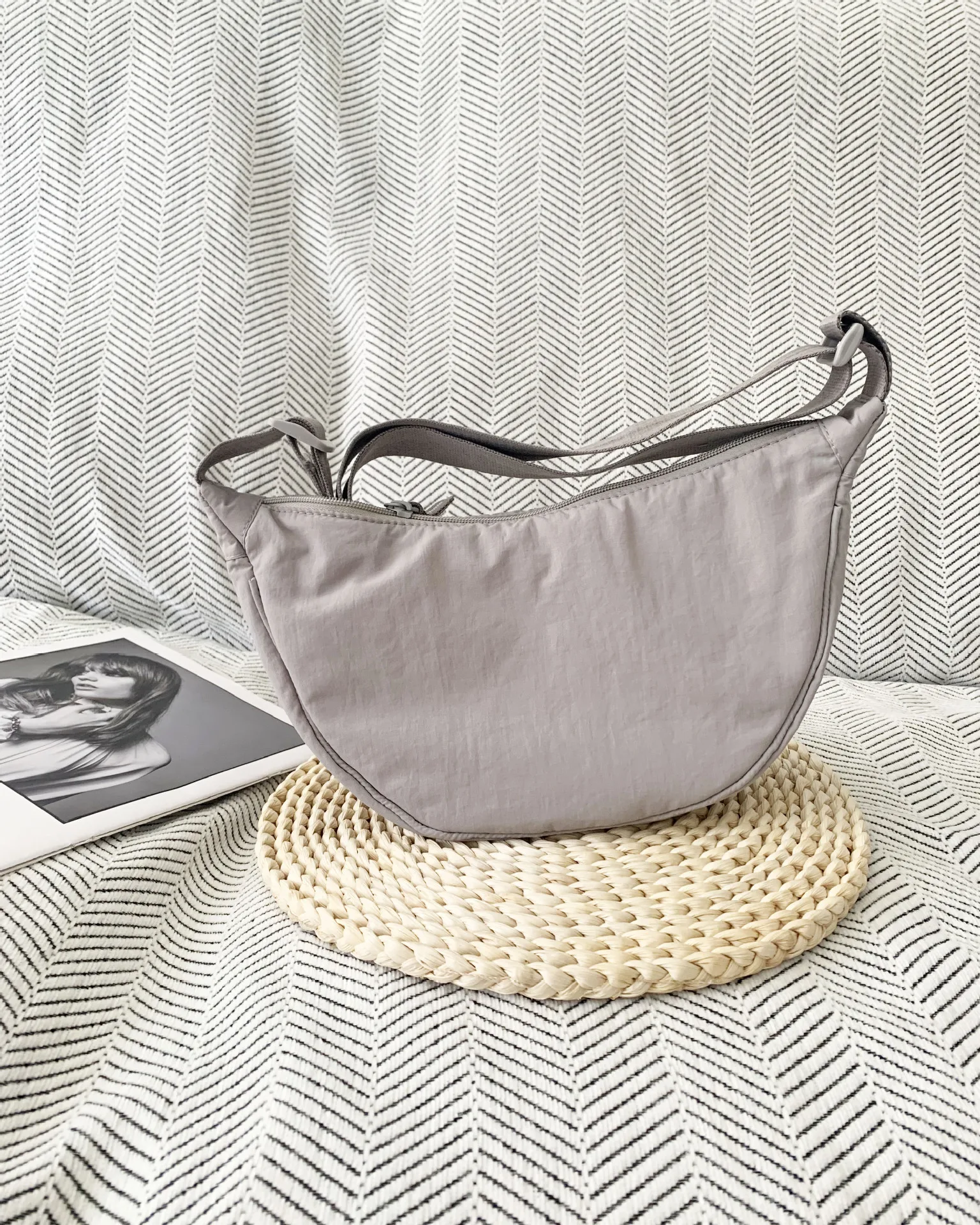 Leichte Nylon-Halbmond-Umhängetasche mit Verstellbarem Breitem Riemen, Schultertasche für Frauen, Tägliche Einkaufs- und Reisehandtasche – Detail 5