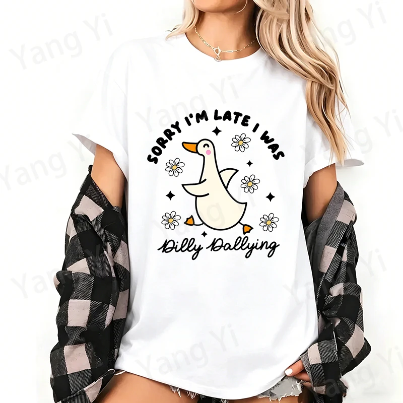Trendiges Cartoon-Gans-Daisy-Print T-Shirt, Locker Geschnittenes Kurzarm-Harajuku-Freizeitoberteil mit 'SORRY I'M LATE I WAS' Aufdruck, Baumwoll-Shirts für Damen und Herren – Detail 6