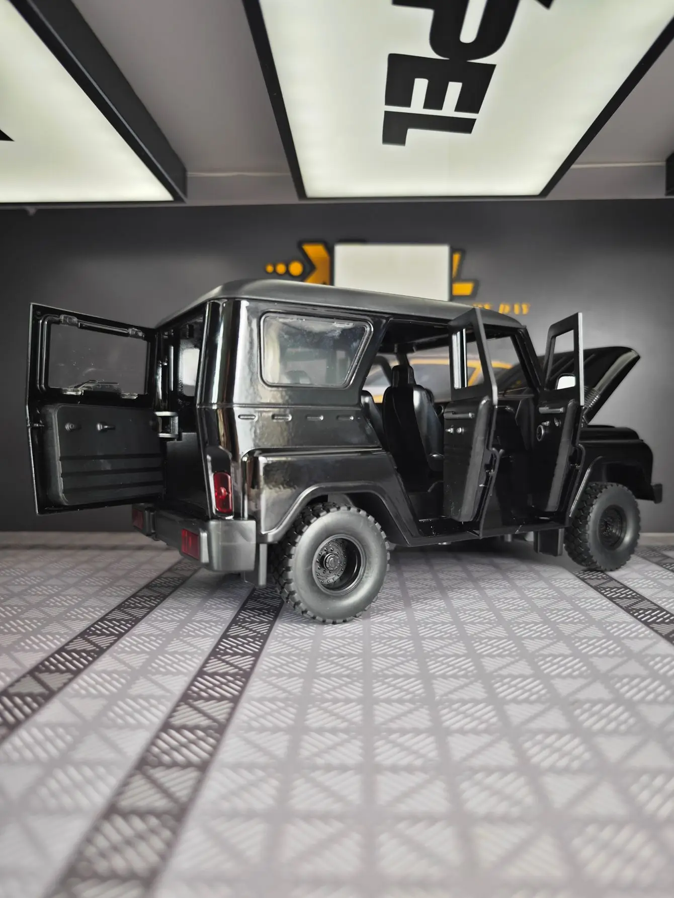 

1:18 jeep alloy off-road vehicle model car doors and the front hood and trunk door can also be opened rich in details