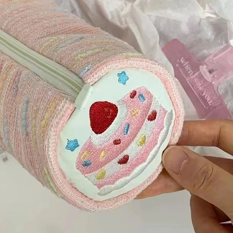 Bonito dos desenhos animados Strawberry Cake Pencil Case, Versátil Grande Capacidade Storage Bag, Material Escolar, Moda Papelaria Box, Kawaii