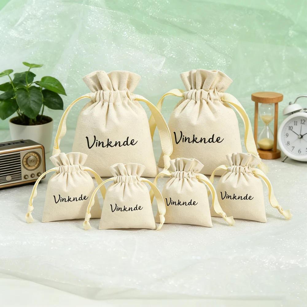 Bolsa con cordón para joyería con logotipo personalizado, bolsa de regalo de algodón Natural, pendiente, anillo, bolsa de embalaje de viaje para compras y cosméticos, 50/100 Uds.