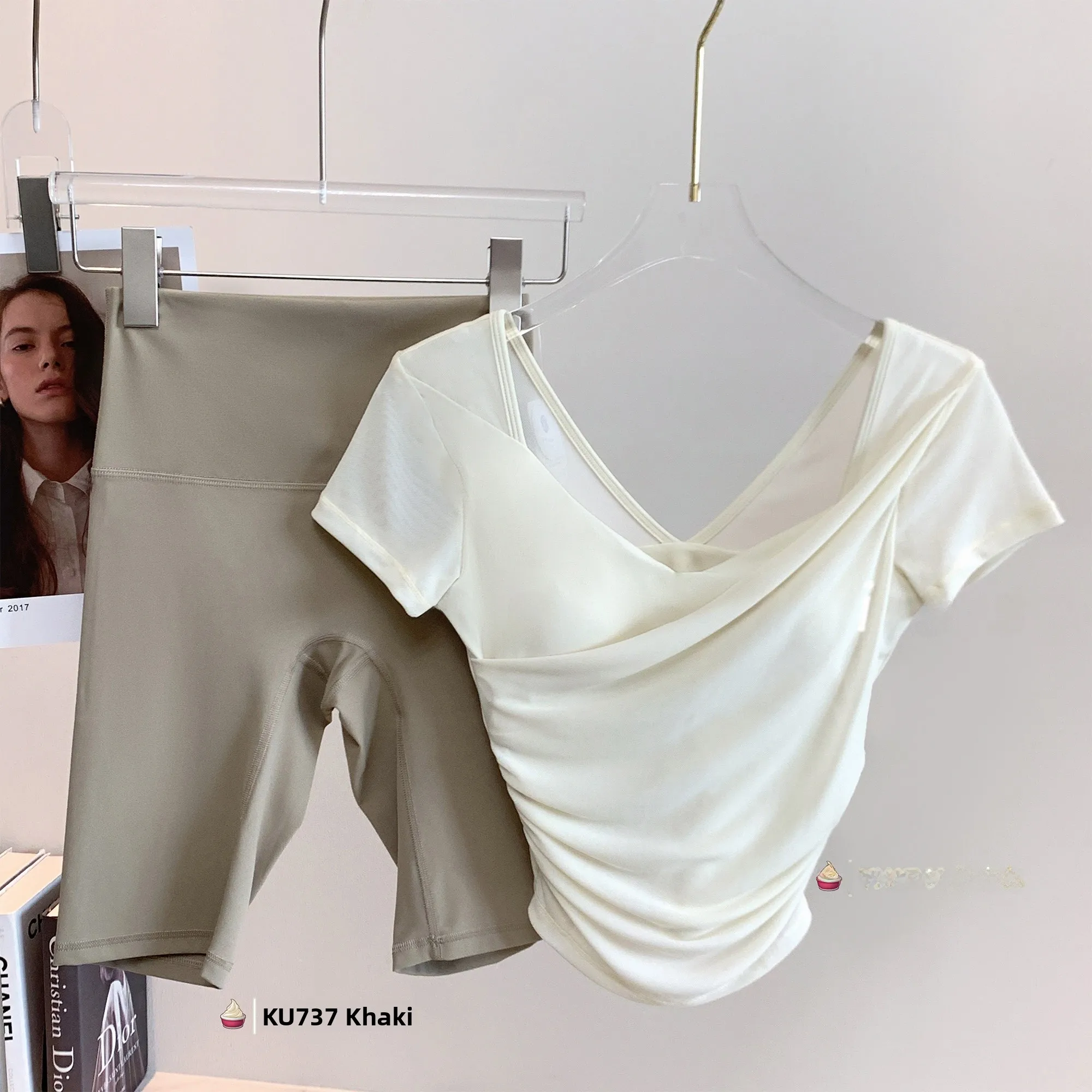 

Nude Feeling V-Neck Short Sleeve Yoga Pants Set Milk White Pleated Khaki Color Five-Point Short Shorts Two-Piece Set for Women
