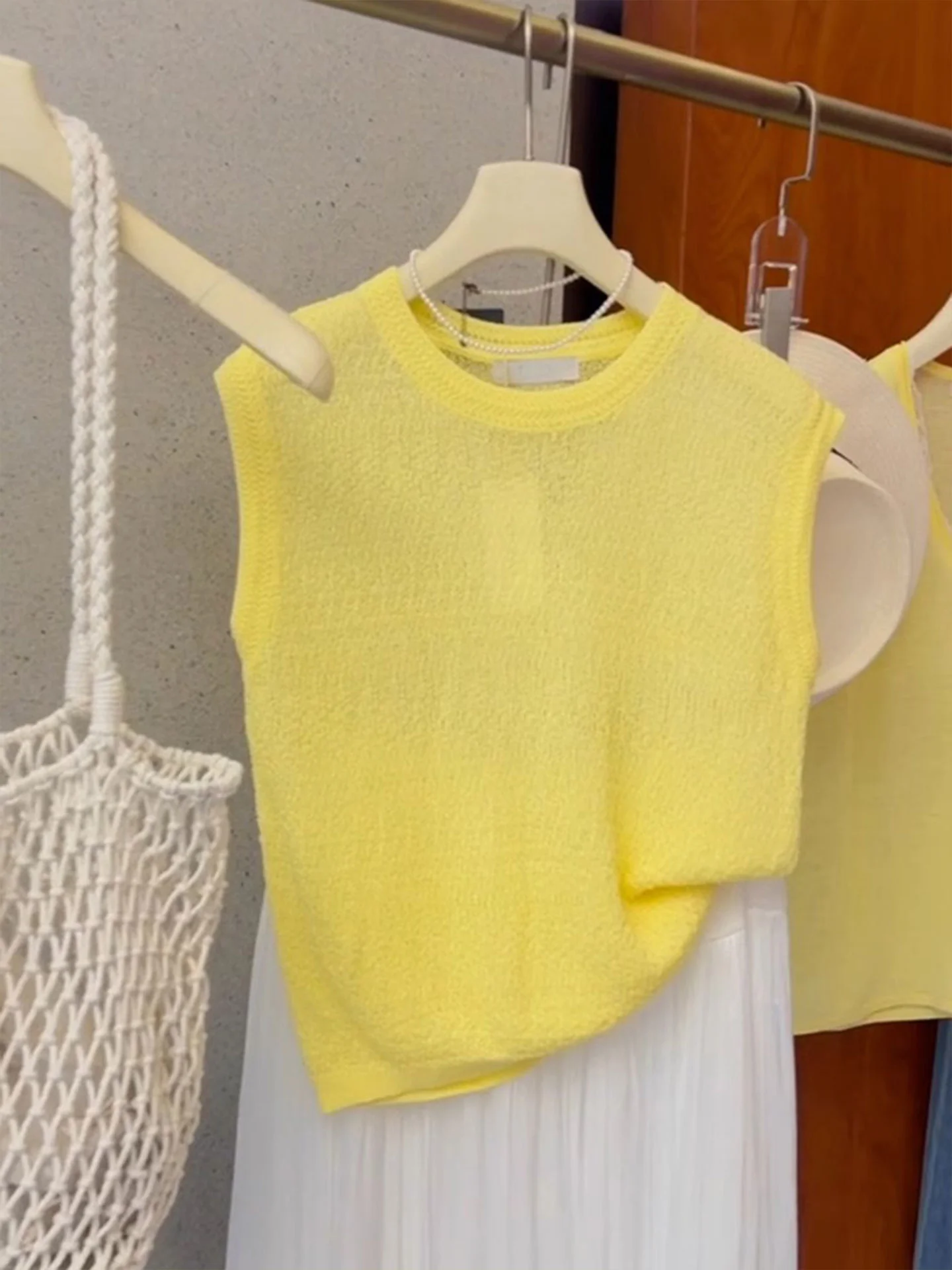 

Korean Sle round Ne Svel Top Pure Color Youthful Looking Knitted Base irt Summer Commute Versatile White Enhancing