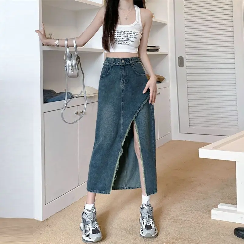 

Джинсовая юбка с асимметричным разрезом и необработанным краем 2025: модная, стильная, с высокой талией, стройнящая, летняя женская облегающая юбка.