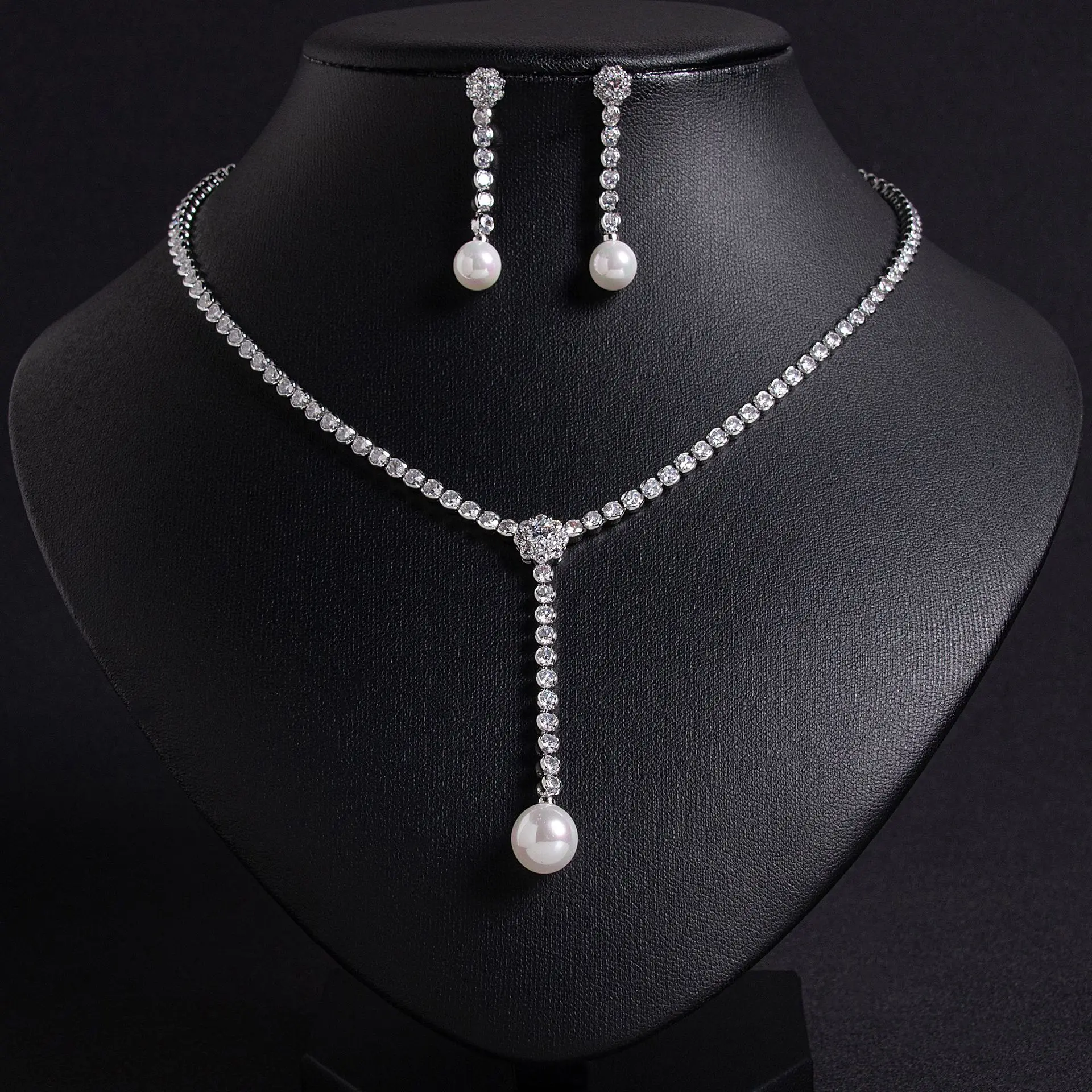 

European and American fashion necklace versatile niche wind copper inlaid zircon shell pearl neck chain fashion long item jewelr