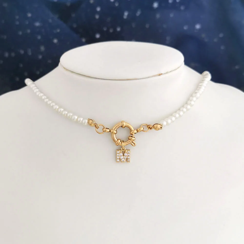 Initialen-Charm-Halskette mit Imitationsperlen für Damen und Herren, Choker aus Edelstahl mit Federverschluss, Matrosenverschluss, 42cm, Kleines Alphabet – Detail 4