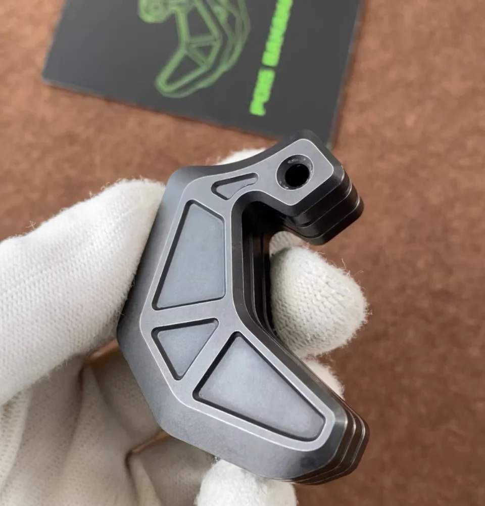 EDCステンレス製バナナ型フィジェットスライダー減圧玩具