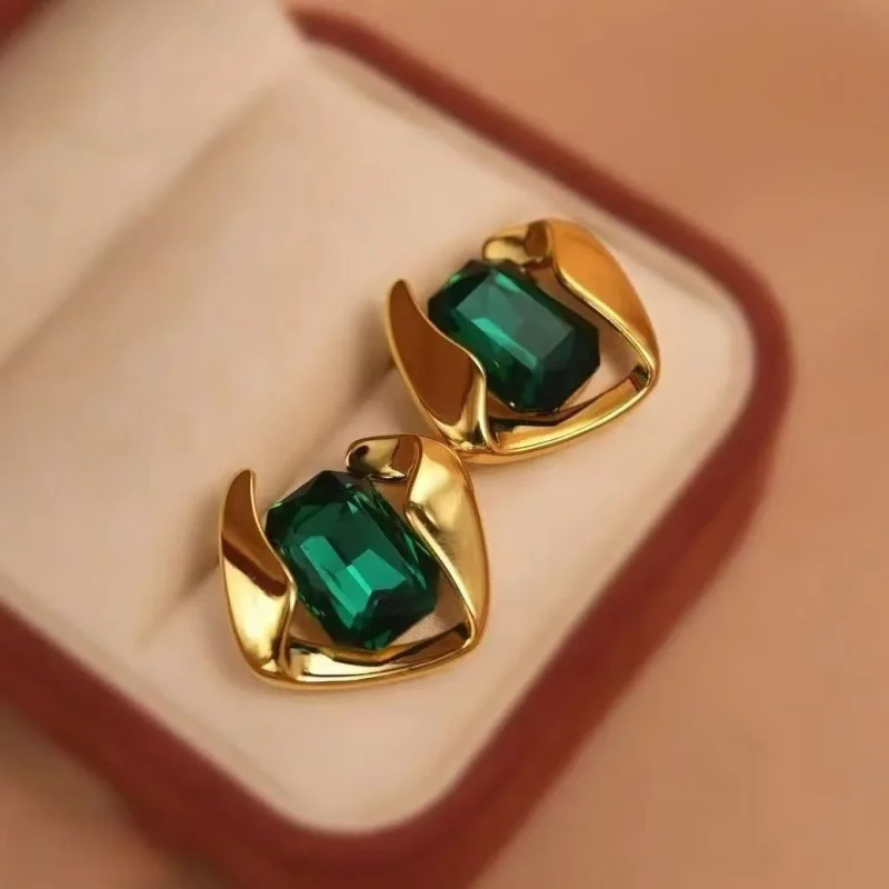 25 New Model Green Diamond-Shaped Earrings, French Retro High-End Green Stud Earrings with Unique Design and a Sense of Sophisti