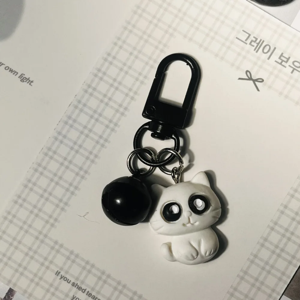 Мультяшный-милый-черно-белый-брелок-кошка-из-смолы-универсальный-брелок-для-ключей-от-машины-сумки-подвеска-простое-украшение-аксессуар-для-пары-подарок