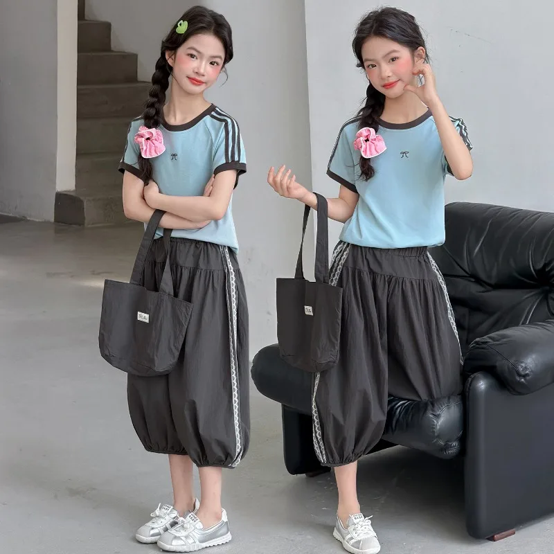 

Детский спортивный костюм для девочек, лето 2026: повседневный свободный комплект из футболки с коротким рукавом и брюк-фонариков, две части